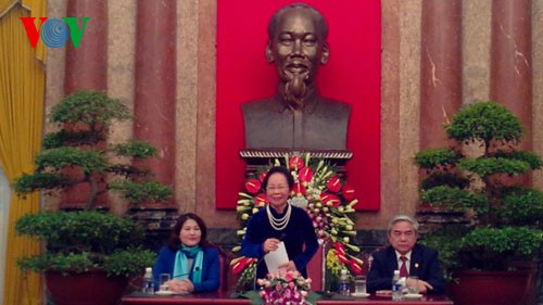 Nguyen Thi Doan reçoit les titulaires du prix Globe d’or 2013 - ảnh 1